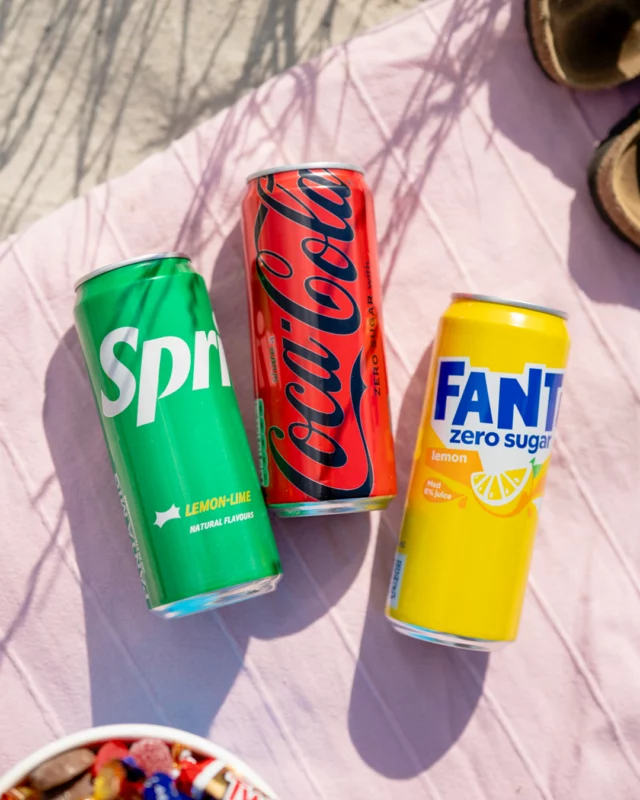 Svalka dig i sommarvärmen med en iskall Sprite, Coca-Cola eller Fanta🥤☀️ I alla våra butiker kan du köpa 2st för 16kr exkl. pant. fram till 31/8. 

Så vilken duo väljer du?💚❤️💛

#hemmakväll #sverigesbästalösgodis?!