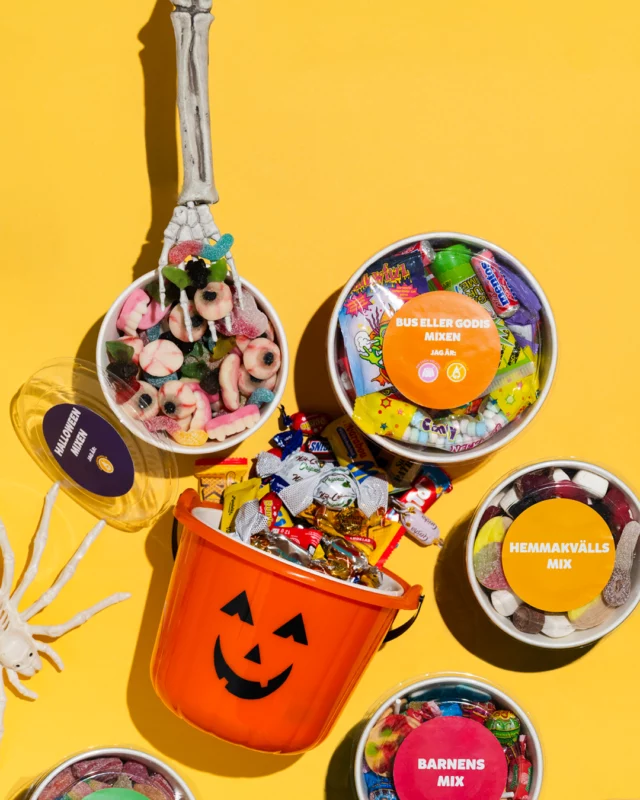 Behöver ni fylla på klass- eller lagkassan? ⚽💰 Sälj våra godismixar och tjäna hela 35–100 kr/såld mix🍬 

Just nu finns även godismixar inspirierade av Halloween 👻Ni väljer själva om ni vill sälja digitalt eller på klassiskt vis med papper och penna. Oavsett vilket, så kommer ni närmre ert goda mål🧡

Sista beställningsdag för Halloween godismixarna är 15/10.

#hemmakväll #sverigesbästalösgodis?!